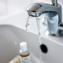 Twarda woda a trądzik: najczęstsze przyczyny i skuteczna pielęgnacja domowa