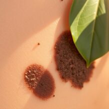 Rogowacenie ciemne a przebarwienia: najlepsze składniki, SPF i nawyki, które robią różnicę