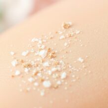 Peelingi ziarniste: jak stosować bez podrażnień i przesuszenia